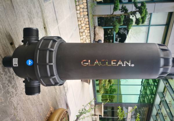 Manual water filter for garden and landscape irrigation